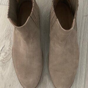 SUEDE CHELSEA BOOTS LIGHT BROWN - VINCE
